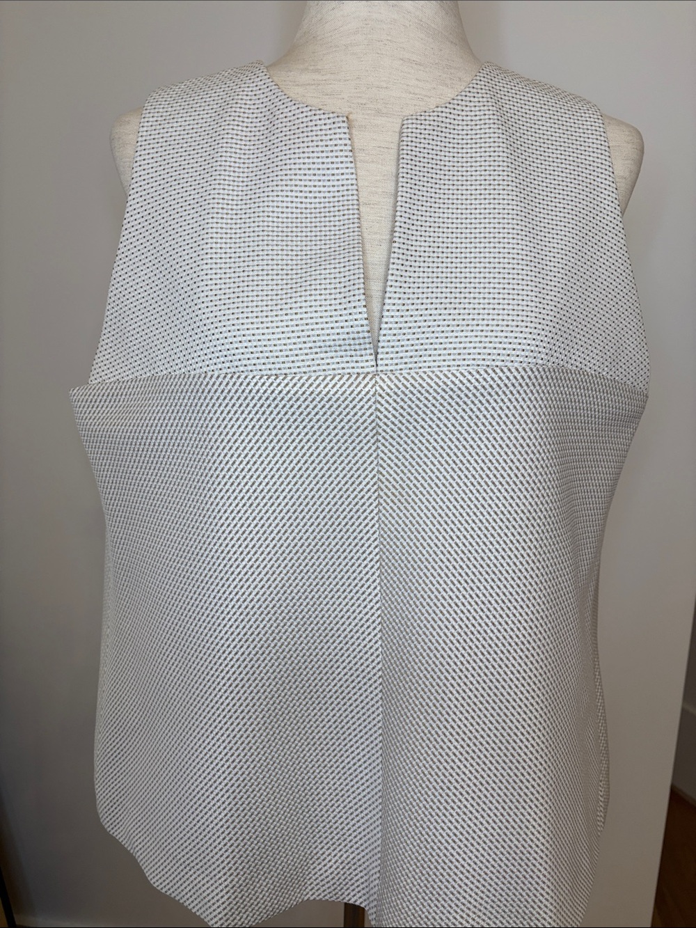 ANN MASHBURN White and Tan Textured Sleeveless V-Notch Top - Picture 2 of 8